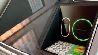 Schutzfolie gegen Viren an Screen appliziert
