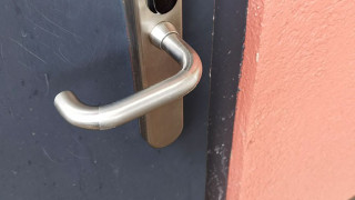 Türfalle mit Schutzfolie gegen Viren