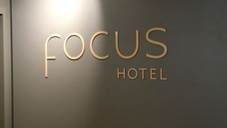 Frässchriften an Wand montiert Focus Hotel Sursee