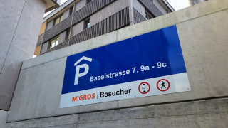 Parkhaustafel beschriftet Migros Schmittenhof Dagmersellen