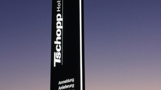 Grossformat Pylone beleuchtet Tschopp Holzindustrie AG